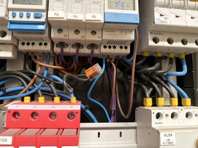 Lasdoppen en losse verbindingen in een verdeler