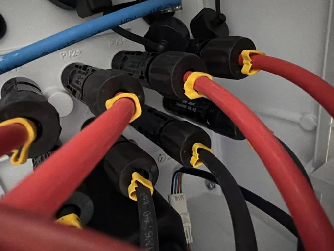 Strengkabels met connectoren van verschillende merken