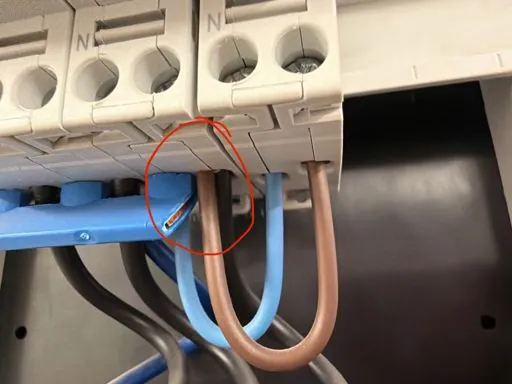 Twee aders onder één klem van een installatieautomaat