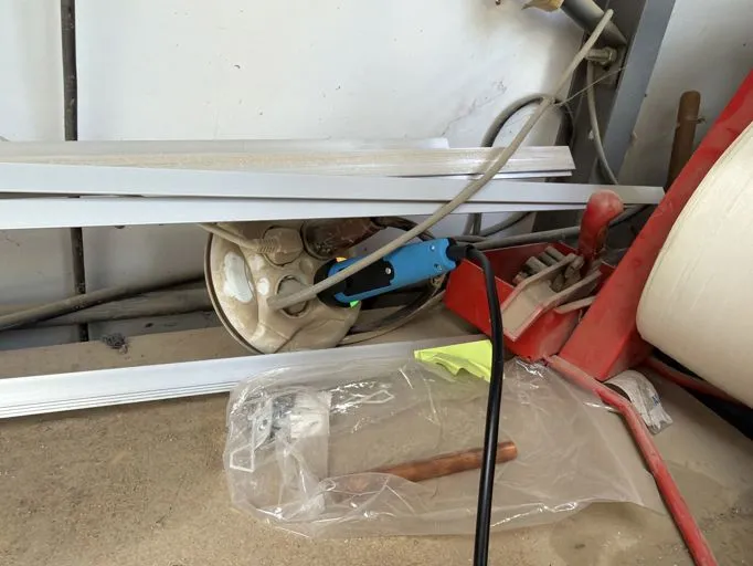 Verlengsnoeren op de vloer van een werkplaats