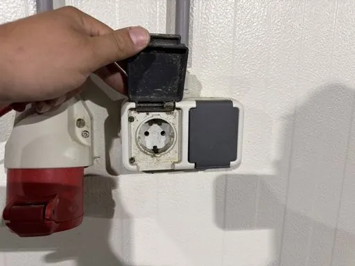Wandcontactdoos in een stal met corrosie