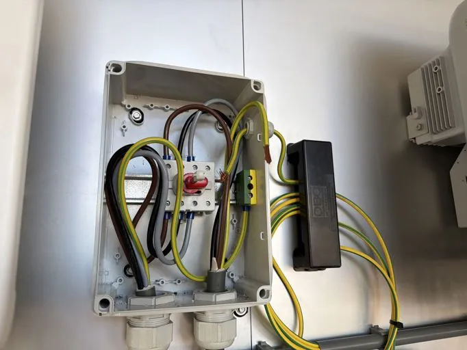 Geopende werkschakelaar van een PV-installatie